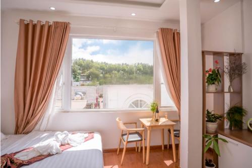 Rúm í herbergi á Sky House Hotel Da Lat City