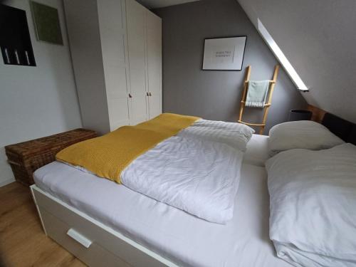 Ένα ή περισσότερα κρεβάτια σε δωμάτιο στο Möwennest in der Villa Medici