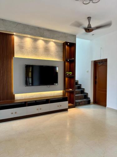 TV a/nebo společenská místnost v ubytování Quiet & Comfy Home Near Coimbatore Tech Parks