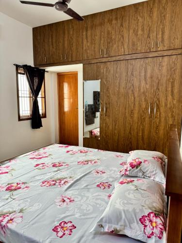 Postel nebo postele na pokoji v ubytování Quiet & Comfy Home Near Coimbatore Tech Parks