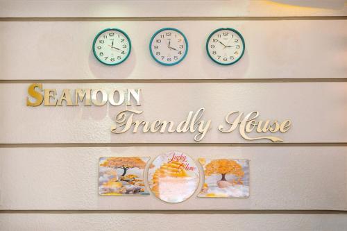 Home's Lucky - Home Nha Trangに飾ってある許可証、賞状、看板またはその他の書類