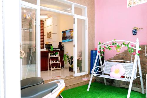 ニャチャンにあるHome's Lucky - Home Nha Trangのポーチ(ブランコ付)付きの部屋