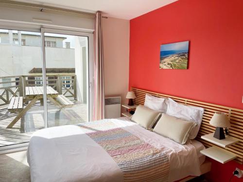 a red bedroom with a bed and a balcony at Duplex élégant 3 chambres avec terrasses, draps fournis, WiFi, jardin, à Ambleteuse - FR-1-376-9 in Ambleteuse