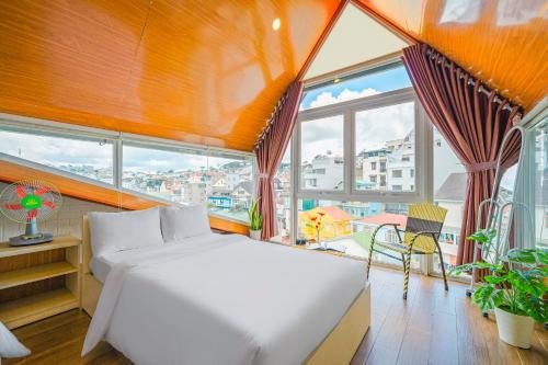 Postel nebo postele na pokoji v ubytování HOTEL NẮNG CHIỀU ĐÀ LẠT