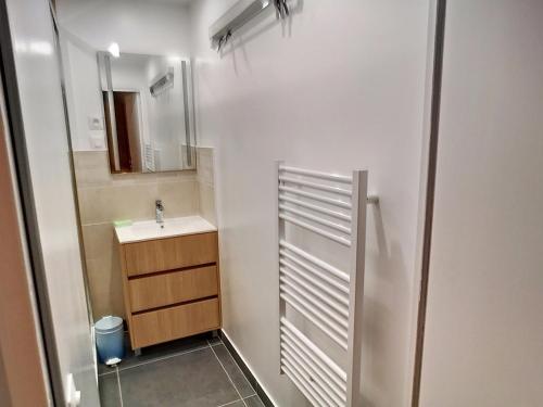 une petite salle de bain avec un lavabo et un miroir dans l'établissement Charmant 2 pièces, balcon sud, 5 pers, pied des pistes et commerces - Les Menuires, Rés. Carlines I - FR-1-178-391, aux Menuires