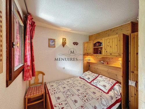 ein kleines Schlafzimmer mit einem Bett und einem Stuhl in der Unterkunft 2 pièces cabines idéal pour 5 pers, proche pistes, parking, Wi-Fi, animaux admis - FR-1-178-394 in Les Bruyères