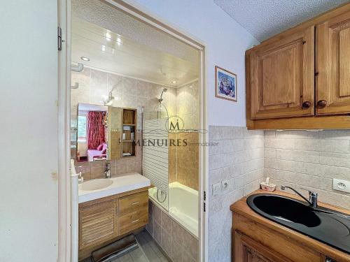 ein Badezimmer mit Waschbecken und Glasdusche in der Unterkunft 2 pièces cabines idéal pour 5 pers, proche pistes, parking, Wi-Fi, animaux admis - FR-1-178-394 in Les Bruyères