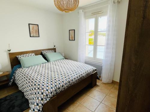 une chambre avec un lit et une fenêtre dans l'établissement Villa calme avec piscine privée, animaux admis, WiFi - FR-1-323-552, à Saint-Jean-de-Monts