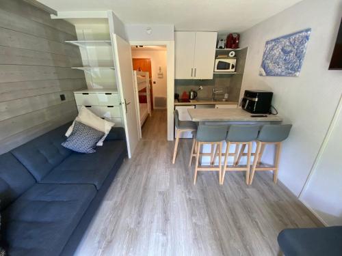 Ce petit appartement comprend un canapé, une table et des chaises. dans l'établissement Studio cosy proche télécabine et domaine skiable du Linga - FR-1-693-111, à Châtel