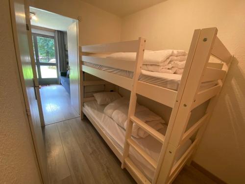 une chambre avec deux lits superposés et un miroir dans l'établissement Studio cosy proche télécabine et domaine skiable du Linga - FR-1-693-111, à Châtel