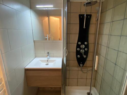 une petite salle de bain avec un lavabo et une douche dans l'établissement Studio cosy proche télécabine et domaine skiable du Linga - FR-1-693-111, à Châtel