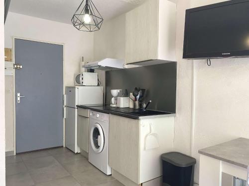 Photo de la galerie de l'établissement Studio cosy climatisé proche thermes à Balaruc-les-Bains avec balcon et lave-linge - FR-1-553-272, à Balaruc-les-Bains