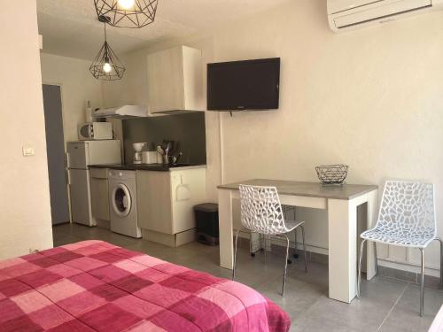 Photo de la galerie de l'établissement Studio cosy climatisé proche thermes à Balaruc-les-Bains avec balcon et lave-linge - FR-1-553-272, à Balaruc-les-Bains