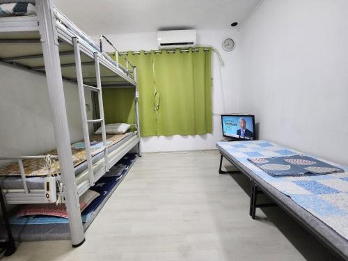 Katil atau katil-katil dalam bilik di Exclusive Use Whole House For You