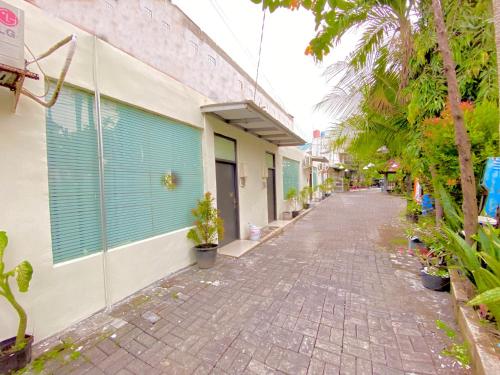 an empty street next to a building at Z Stay Kost Gresik in Giri