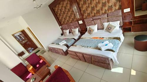 Una cama o camas en una habitación de Gulmarg GS Residency Hotel