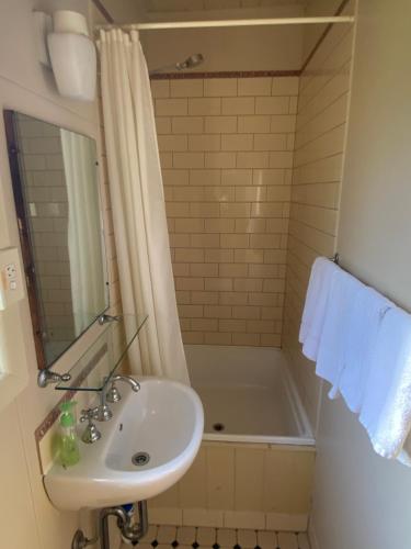 Bilik mandi di Ellstanmor Guesthouse Cooma
