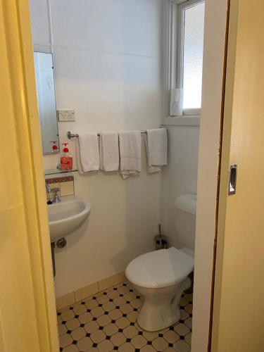Bilik mandi di Ellstanmor Guesthouse Cooma