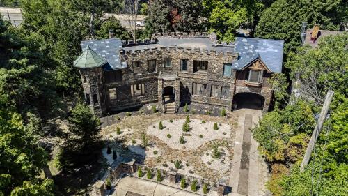 Κήπος έξω από το Enchanted Castle - Your Royal Getaway Awaits