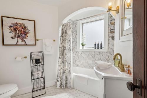 Ένα μπάνιο στο Enchanted Castle - Your Royal Getaway Awaits