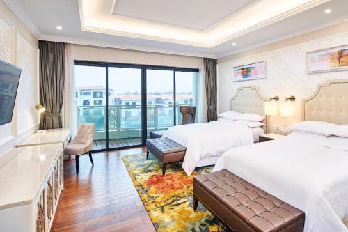 Postel nebo postele na pokoji v ubytování Sheraton Grand Danang Beach Resort & Spa