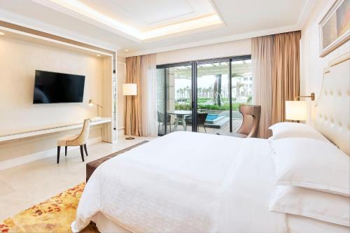 Postel nebo postele na pokoji v ubytování Sheraton Grand Danang Beach Resort & Spa