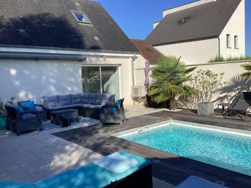 une piscine devant une maison dans l'établissement Le Passage, à Vineuil