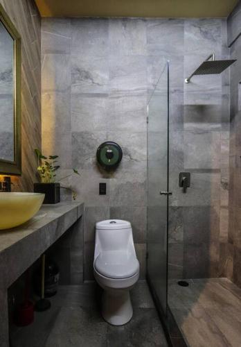 a bathroom with a toilet and a sink at Acogedor departamento en Centro de Valle in Valle de Bravo