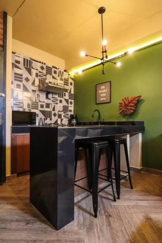 a kitchen with a black counter with a sink at Acogedor departamento en Centro de Valle in Valle de Bravo