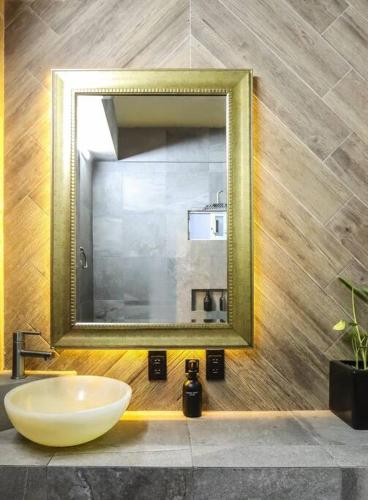 a bathroom with a sink and a mirror at Acogedor departamento en Centro de Valle in Valle de Bravo