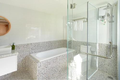 Bilik mandi di Larimar Villas Cô Giang