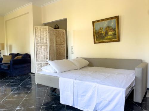 Ένα ή περισσότερα κρεβάτια σε δωμάτιο στο The Observatory 2BR with Acropolis View by JJ Hospitality
