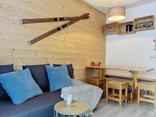 un salon avec un canapé bleu et une table dans l'établissement chez Audrey et Sebastien, à Risoul