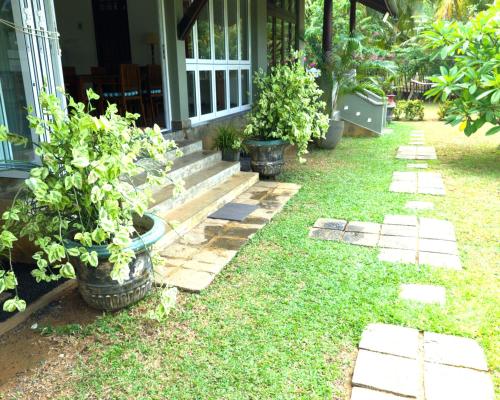 Taman di luar Ardeen Villa - superb 3 bedroom beachfront BB for 6, in Ranna- Tangalle- free pick up or drop off for 7 night stays, serviced, taxes included