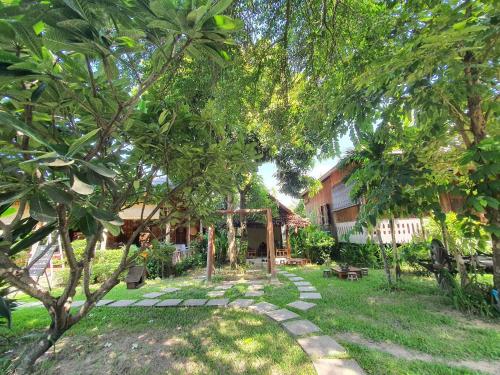 Κήπος έξω από το Phum Khmer Lodge - Village Cambodian Eco-Lodge