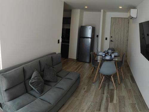 a living room with a couch and a table at Hermoso Depto en Condominio Astoria in Acapulco