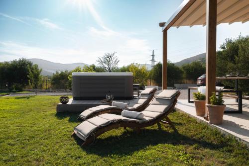 Mini Villa Marta - Private Retreat with Jacuzzi, 1000m2 Fenced Property, Garden, BBQ Lounge, 500Mbps, EV, near Split