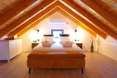 Mini Villa Marta - Private Retreat with Jacuzzi, 1000m2 Fenced Property, Garden, BBQ Lounge, 500Mbps, EV, near Split