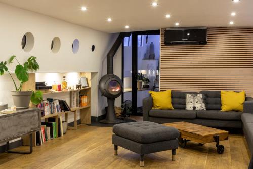 un salon avec un canapé et une table dans l'établissement Parisiandaydreamhouseboat, à Paris