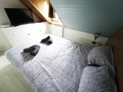 - une chambre avec un lit avec deux paires de chaussettes dans l'établissement Amber- Studio au Passage, à Concarneau