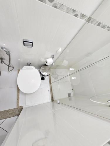 Ένα μπάνιο στο Quarto Privativo em Condominio