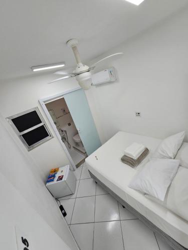 Ένα ή περισσότερα κρεβάτια σε δωμάτιο στο Quarto Privativo em Condominio