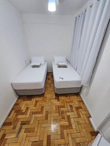Ένα ή περισσότερα κρεβάτια σε δωμάτιο στο Quarto Privativo em Condominio