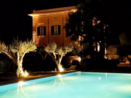 basen przed domem w nocy w obiekcie Villa Angelina - charming rooms & apartments w Trapani