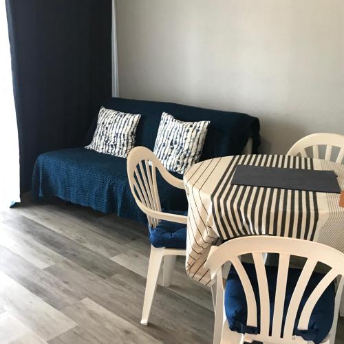 un salon avec un canapé, une table et des chaises dans l'établissement Résidence Golf 3 personne, à Ciboure