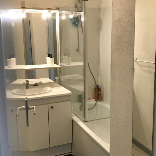 une salle de bain avec une douche, un lavabo et une baignoire dans l'établissement Résidence Golf 3 personne, à Ciboure