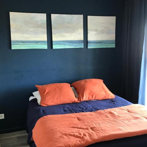 - un lit avec 3 fenêtres dans une chambre dans l'établissement Résidence Golf 3 personne, à Ciboure