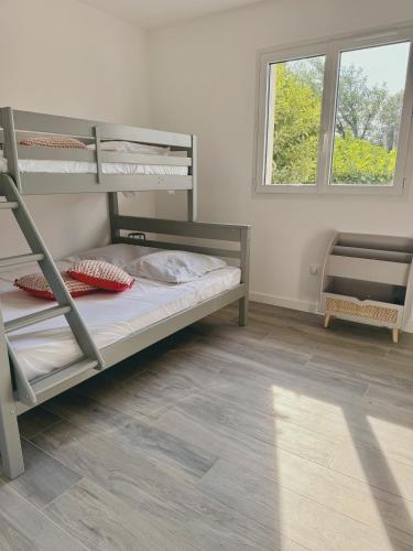 une chambre avec deux lits superposés et une fenêtre dans l'établissement Karzen, à Ghisonaccia
