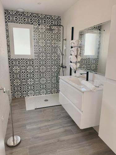 une salle de bain avec un lavabo et un miroir dans l'établissement Karzen, à Ghisonaccia