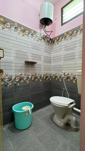 Ένα μπάνιο στο Mayura Homestay